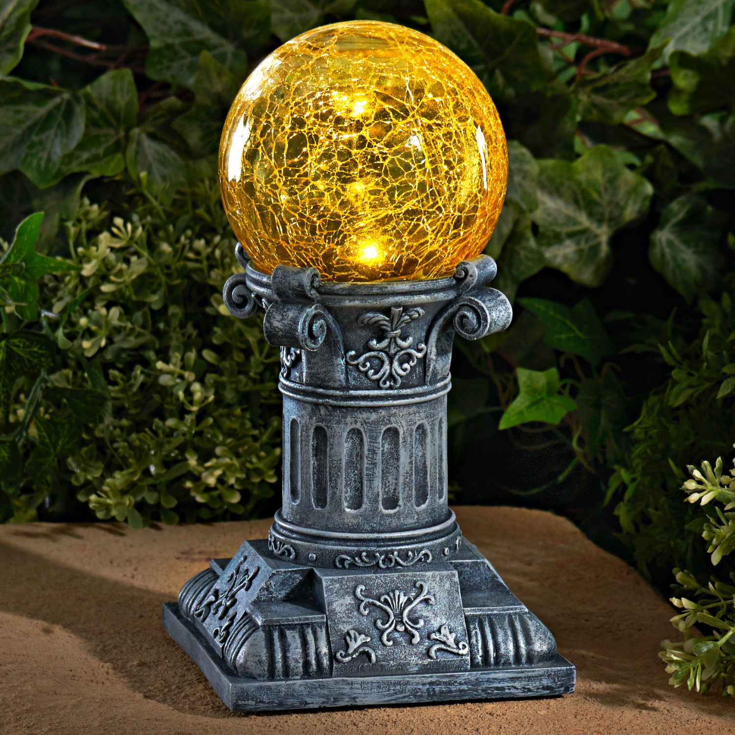 Glob solar pe coloana de templu